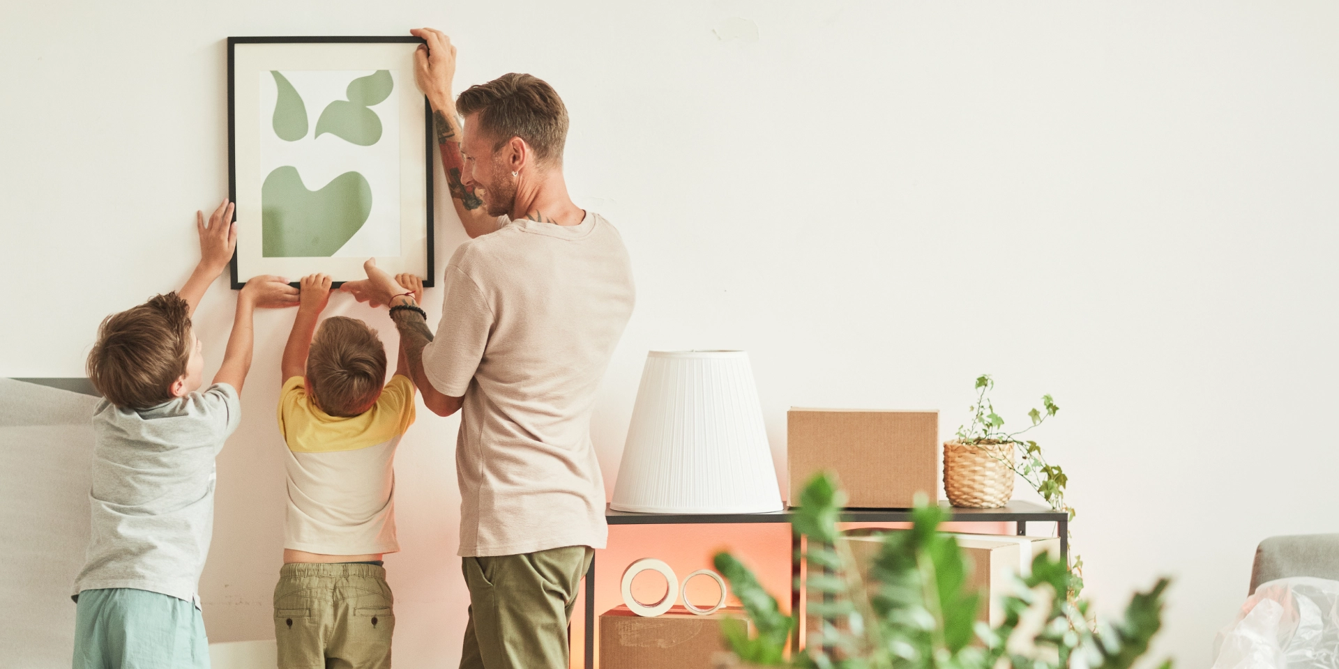 Vater und zwei Kinder richten die neue Wohnung ein