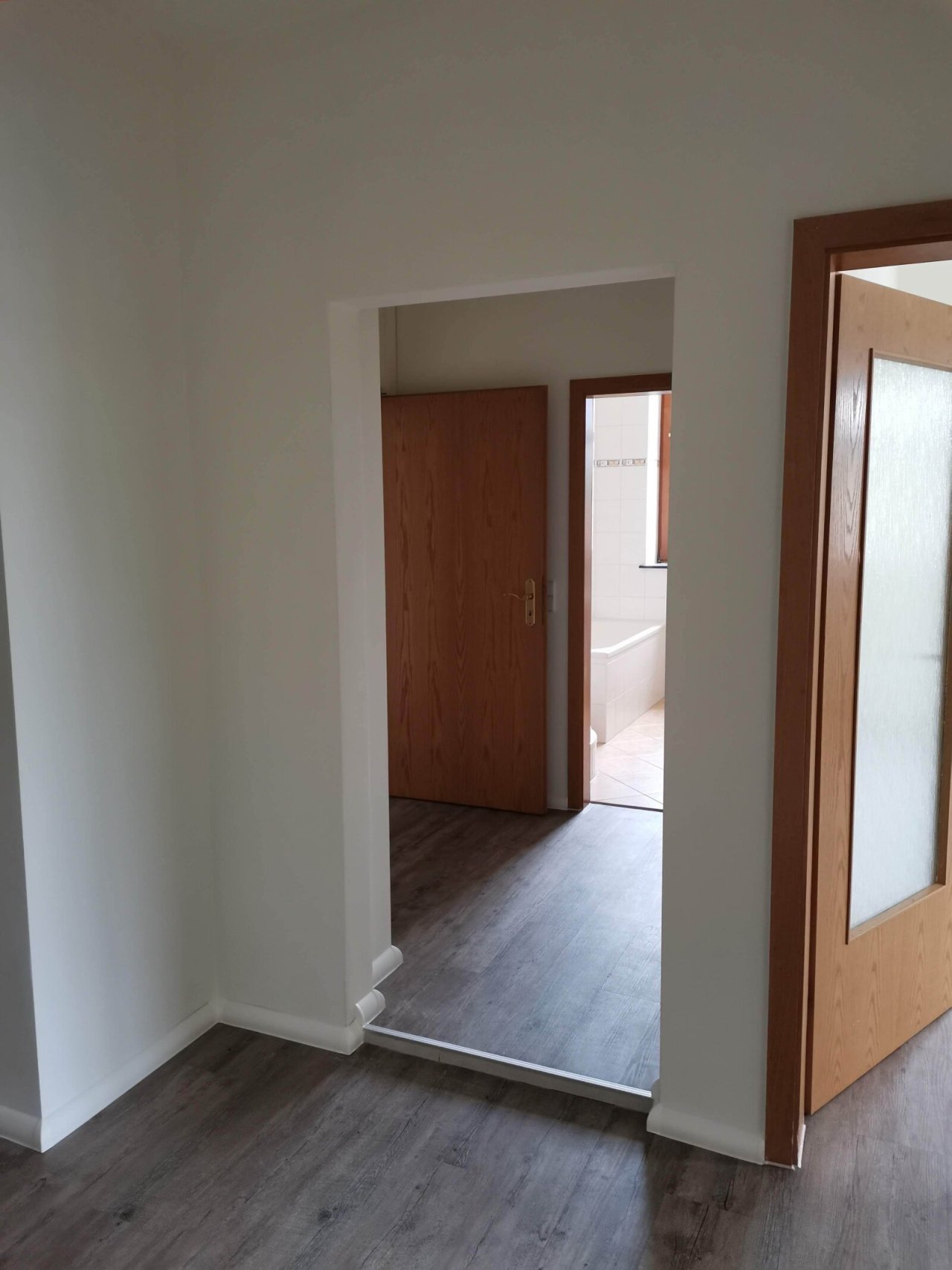 3,5-Raum-Wohnung im Herzen von Dippoldiswalde (067-002) — Flur - Schlafzimmer, Bad und Wohnzimmer